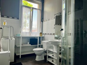 シャワー、ビデ、タオル、石鹸