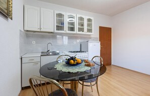 Fridge, oven, stovetop