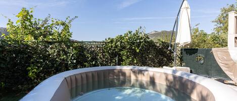 Banyera d'hidromassatge a l'aire lliure