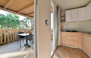 Réfrigérateur, plaque de cuisson, cafetière/bouilloire