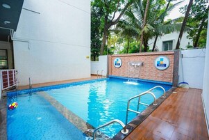 Una piscina al aire libre