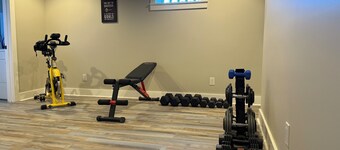 Charming 4-bedroom house with AC and fitness room in lovely Louisville