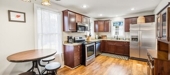 4BR pet-friendly 105 year old home in historic Downtown Georgetown. Oak-lined streets.