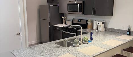 Een koelkast, een microgolfoven, een oven, een kookplaat