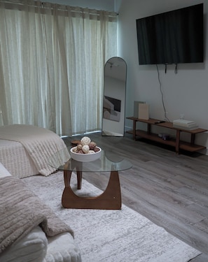 2 habitaciones, escritorio, tabla de planchar con plancha y wifi