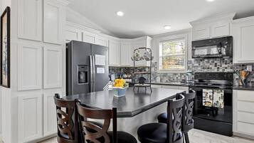 Geladeira, micro-ondas, fogão, cooktop