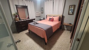 3 dormitorios, tabla de planchar con plancha, ropa de cama