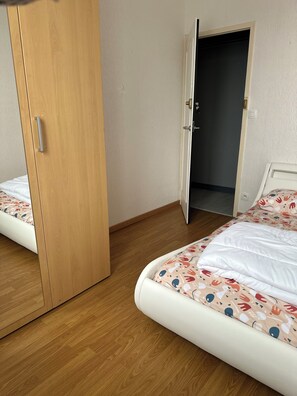 1 slaapkamer, een strijkplank/strijkijzer, wifi, beddengoed