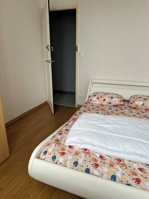 1 slaapkamer, een strijkplank/strijkijzer, wifi, beddengoed