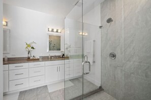 Shower, hair dryer - South Naples Pool House (Naples)