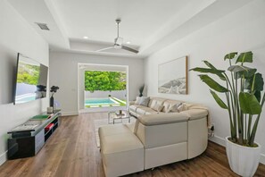 TV - South Naples Pool House (Naples)