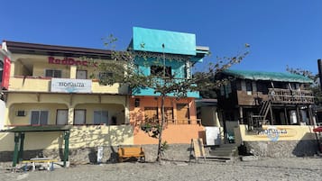 A building with a sign for 'Red Doctor' and 'Monaliza'.