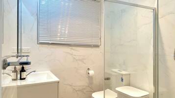 Asciugacapelli, asciugamani, sapone, carta igienica