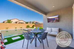 Outdoor dining - Private Retreat House with Pool and Spa/Hot Tub Min from Westgate, Andretti Karting, and TWoods Golf (Phoenix)