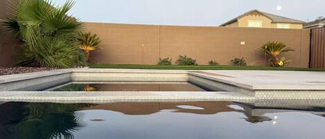 Een buitenzwembad, een verwarmd zwembad