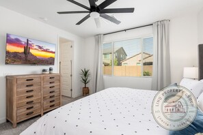 4 bedrooms, desk, iron/ironing board, travel cot - Private Retreat House with Pool and Spa/Hot Tub Min from Westgate, Andretti Karting, and TWoods Golf (Phoenix)