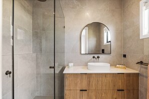 Dusche, Haartrockner, Handtücher, Seife