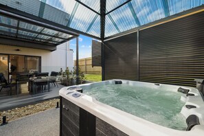 Terrace/patio - San Remo Luxe 1, large modern home with 180-degree bay views, outdoor spa. (San Remo)