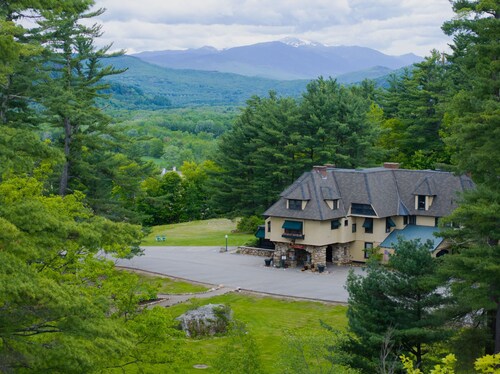 Spring Skiing is here March Availability. Spacious 4-bedroom close to mountains.