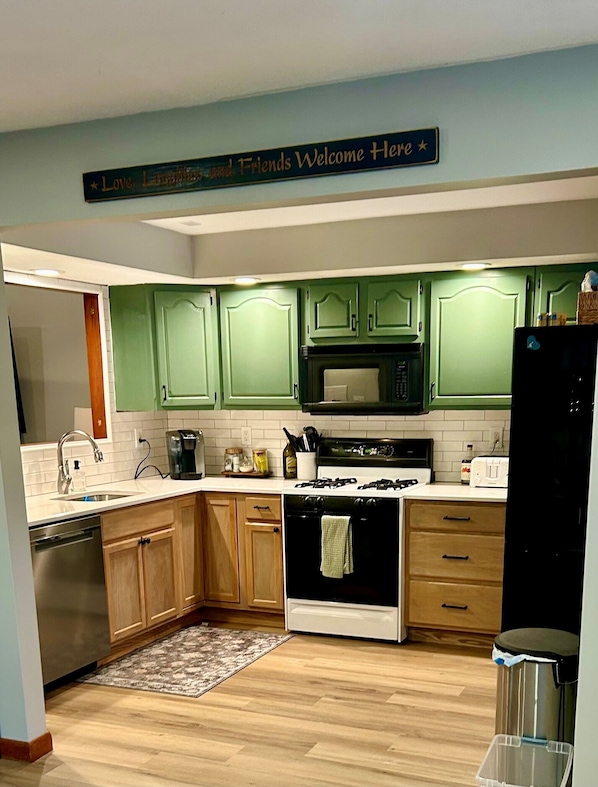 Frigorífico, microondas, horno y placa de cocina