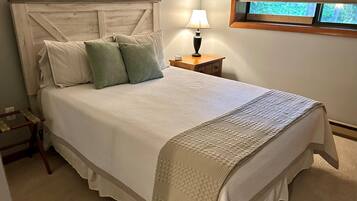 4 bedrooms, iron/ironing board, WiFi, bed sheets