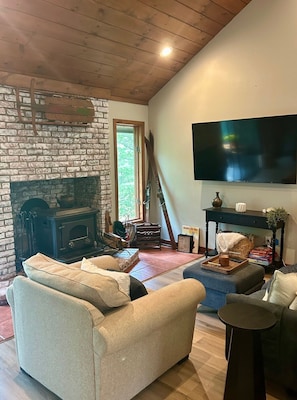 Una Smart TV, una chimenea, libros, un reproductor estéreo