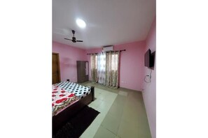 2 bedrooms, internet, bed sheets
