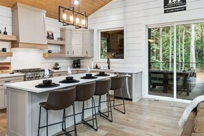 Mikrovågsugn, ugn, spishäll och diskmaskin