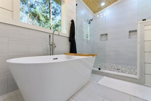 Dusche, Haartrockner, Seife, Toilettenpapier