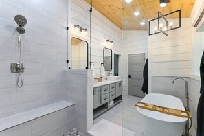 Douche, séchoir à cheveux, savon, papier de toilette