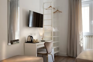 Deluxe-Dreibettzimmer | Schreibtisch, laptopgeeigneter Arbeitsplatz, kostenloses WLAN