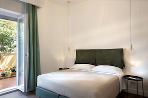 Luxury-Dreibettzimmer, Terrasse, Gartenblick | Schreibtisch, laptopgeeigneter Arbeitsplatz, kostenloses WLAN