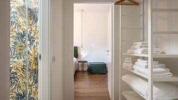 Tripla Luxury, patio, vista giardino | Una scrivania, postazione laptop, Wi-Fi gratuito