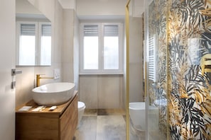 Luxury-Dreibettzimmer, Terrasse, Gartenblick | Badezimmer | Haartrockner, Handtücher, Seife, Shampoo