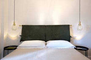 Habitación triple de lujo, patio, vistas al jardín | Escritorio, espacio para trabajar con un portátil, wifi gratis