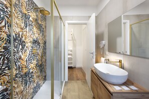 Habitación triple de lujo, patio, vistas al jardín | Baño | Secador de pelo, toallas, jabón y champú