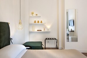 Habitación triple de lujo, patio, vistas al jardín | Escritorio, espacio para trabajar con un portátil, wifi gratis