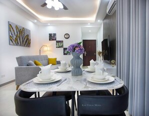 Dining - Charming 2-bedroom apartment with AC in Sakumono (Sakumono)