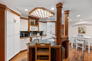 Fridge, microwave, oven, stovetop - Cute Condo on Round Lake in Petoskey (Bear Creek Township)