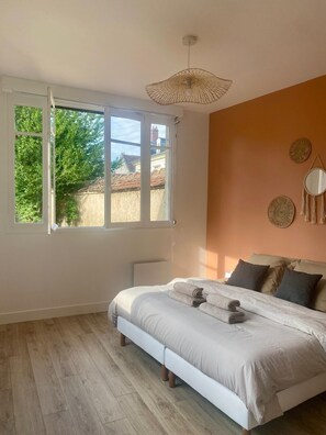 3 habitaciones, tabla de planchar con plancha, wifi y ropa de cama