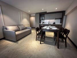 Apartamento Confort, vistas a la ciudad | Escritorio, cortinas opacas, tabla de planchar con plancha y wifi gratis