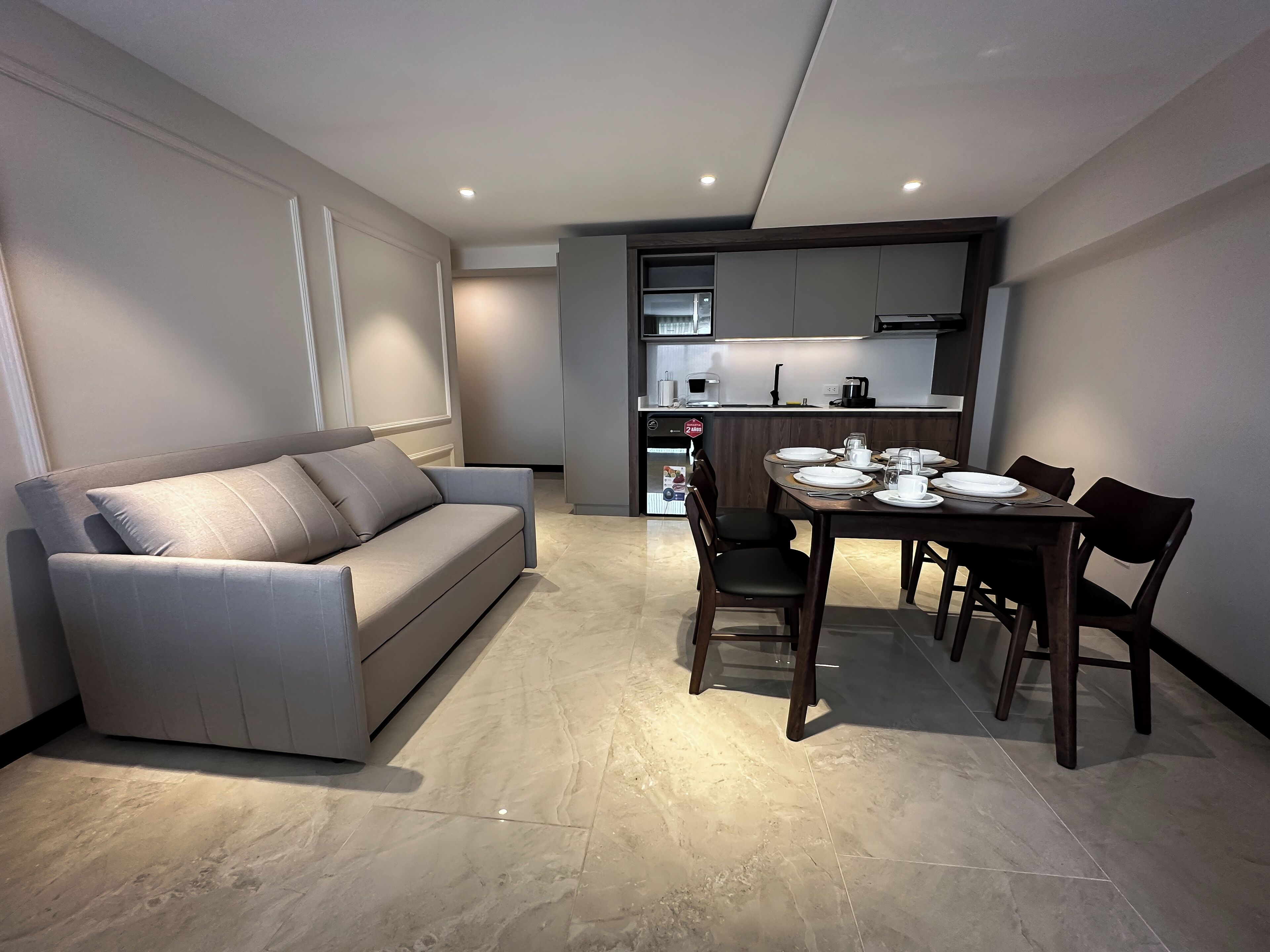 Escritorio, cortinas blackout y tabla de planchar con plancha 