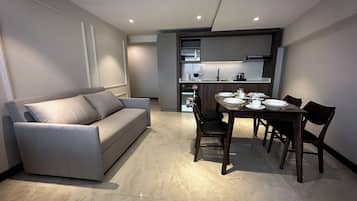 Comfort appartement, uitzicht op de stad | Een bureau, verduisterende gordijnen, een strijkplank/strijkijzer