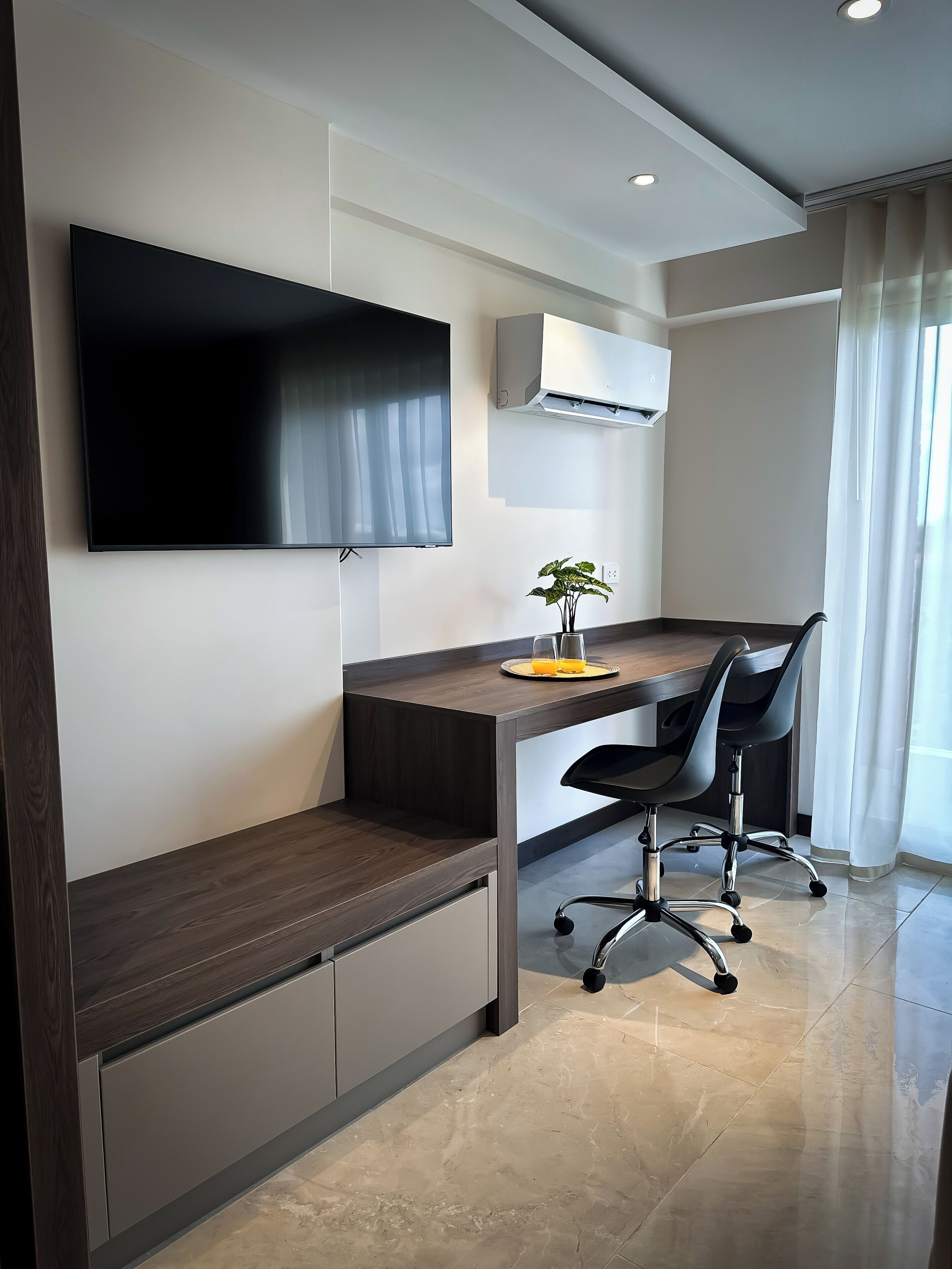 Departamento clásico, vista a la ciudad | Escritorio, cortinas blackout y tabla de planchar con plancha 