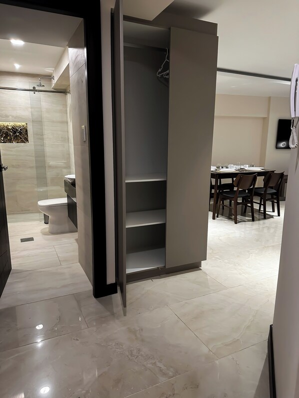Comfort-Apartment, Stadtblick | Schreibtisch, Verdunkelungsvorhänge, Bügeleisen/Bügelbrett