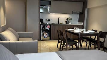 Comfort appartement, uitzicht op de stad | Een bureau, verduisterende gordijnen, een strijkplank/strijkijzer