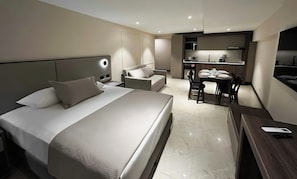 Apartamento Confort, vistas a la ciudad | Escritorio, cortinas opacas, tabla de planchar con plancha y wifi gratis