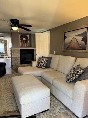 TV, fireplace - updated, lakefront 4-bedroom house with AC in Ashville on Chautauqua Lake (Ashville)