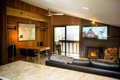 Living area. Creekside Bear Den
Beautifully newly remodeled condo close to everything!