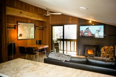 Creekside Bear Den
Beautifully newly remodeled condo close to everything!